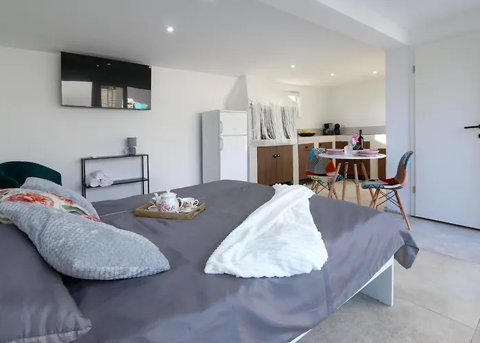 Stunning In With Swimming Pool Apartamento