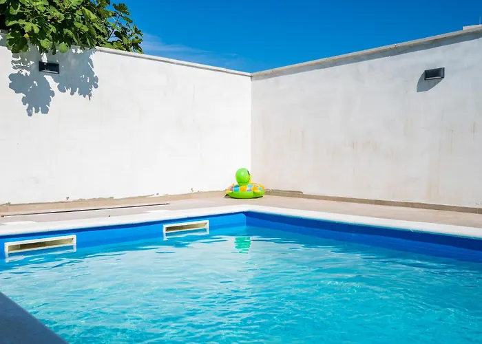 Stunning In With Swimming Pool *